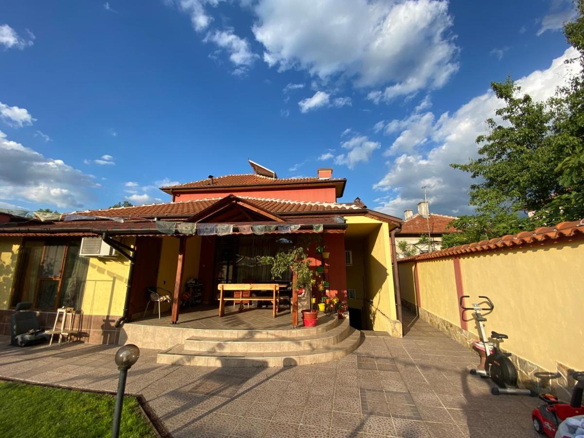 Family Hotel Kavrakovi Pavel Banya Exterior photo
